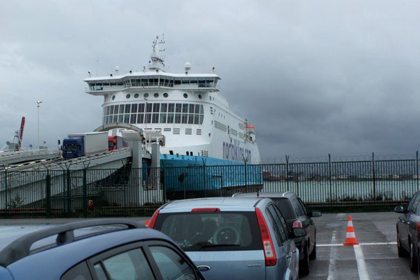 Die Calais - Dover Fähre am Terminal in Calais
